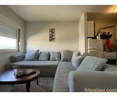 Vlasnik izdaje nameštenu garsonjeru, 30 kvm, na III spratu od III (nije potkrovlje) na duži period